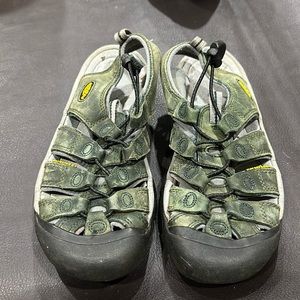 Women’s Keens Size 7.5